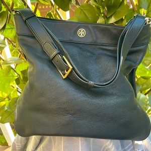 TORY BURCH Black Pebble leather expandable shoulder bag.